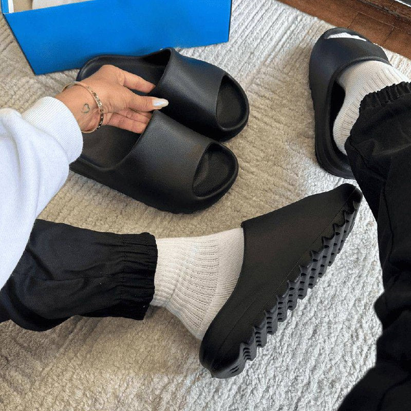 PANTUFLA UNISEX NEGRA