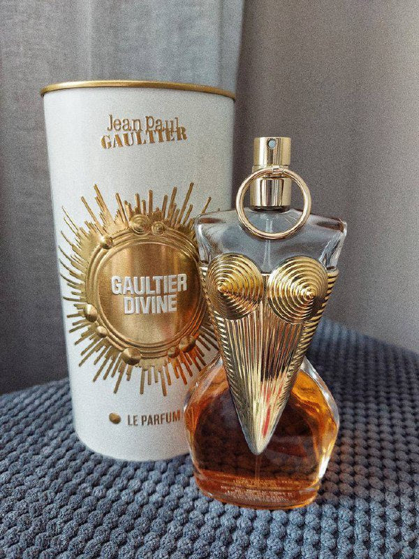 Perfume👑 Gaultier Divine – Jean Paul Gaultier 👑 - 100ml Aroma:bergamota, flor de lirio y sal marina.