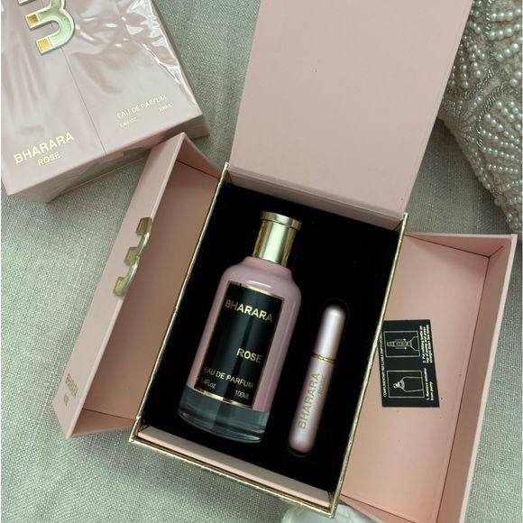 Perfume BHARARA ROSE 🌸  - 100ml  Aroma:Dulce, elegante y romántico 💕 con notas de rosa, vainilla y jazmín 🌹✨