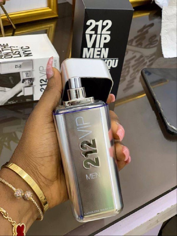 Perfume  Carolina Herrera – 212 VIP Men 💎   Aroma: Vodka, lima, menta y ámbar, refleja el estilo del hombre urbano y sofisticado. 🔥