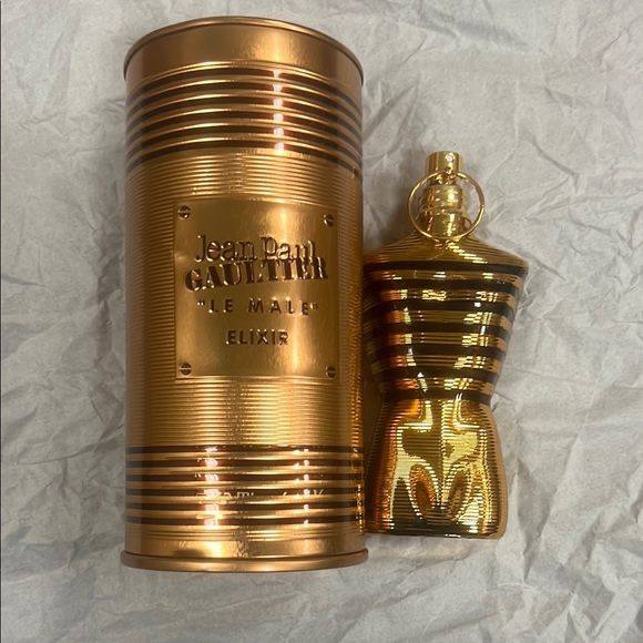 Perfume Jean Paul Gaultier – Le Male Elixir (Caballero) 💛100ml   Aromaavanda, miel, vainilla y haba tonka, ofrece un aroma dulce, ambarado y seductor.