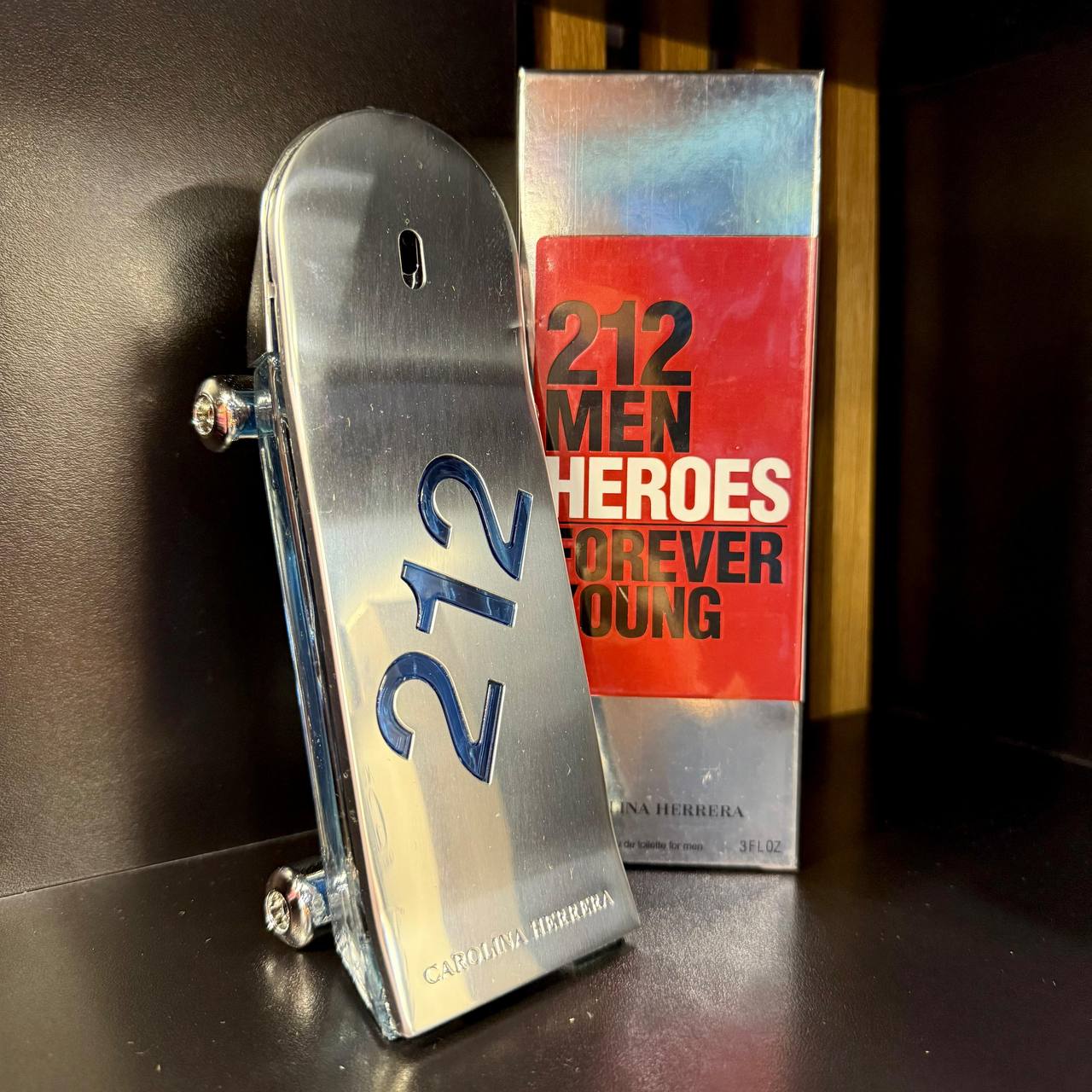 Perfume🔥Carolina Herrera – 212 Men Heroes Forever Young Aroma: jengibre, geranio y cuero, representa energía, juventud y autenticidad.