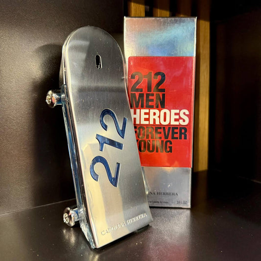 Perfume🔥Carolina Herrera – 212 Men Heroes Forever Young Aroma: jengibre, geranio y cuero, representa energía, juventud y autenticidad.