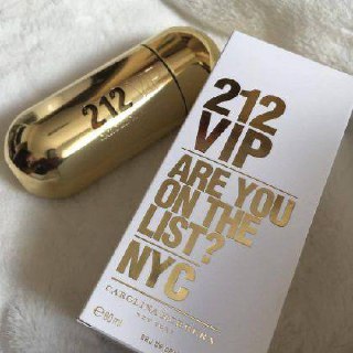 Perfume💛 Carolina Herrera – 212 VIP (Dama) 💛 Aroma:ron, maracuyá, gardenia y vainilla, refleja el espíritu de las noches exclusivas de Nueva York 🗽.