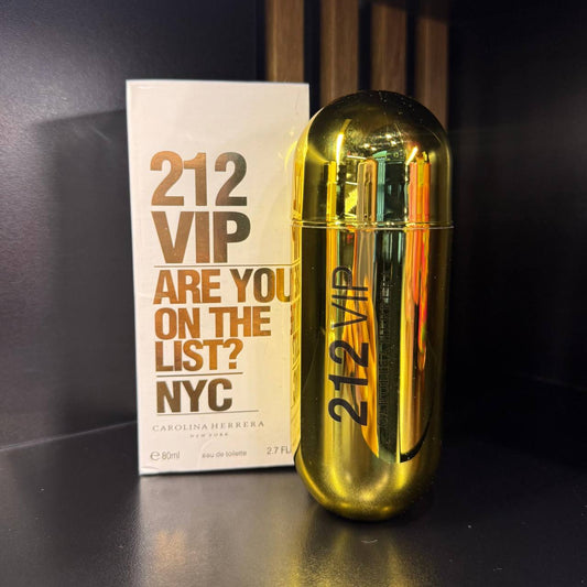 Perfume💛 Carolina Herrera – 212 VIP (Dama) 💛 Aroma:ron, maracuyá, gardenia y vainilla, refleja el espíritu de las noches exclusivas de Nueva York 🗽.