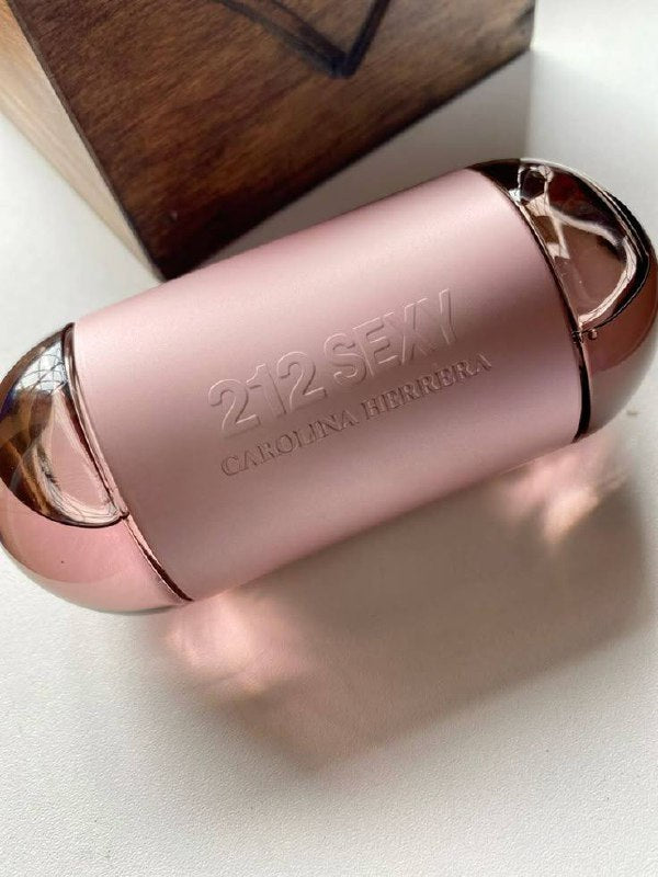 Perfume✨ 212 VIP Rosé - Carolina Herrera Aroma:champaña rosé, flor de durazno, ámbar y almizcle blanco 🍑🥂