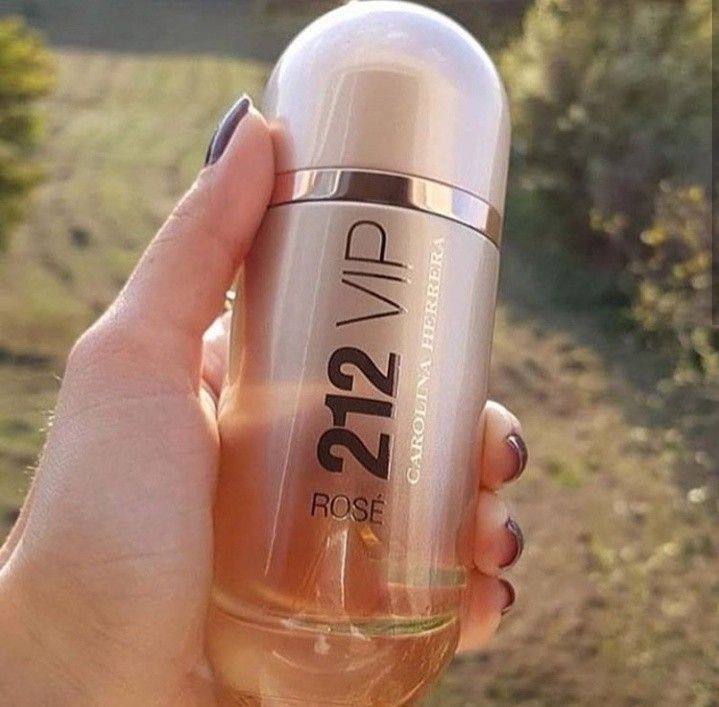 Perfume✨ 212 VIP Rosé - Carolina Herrera Aroma:champaña rosé, flor de durazno, ámbar y almizcle blanco 🍑🥂